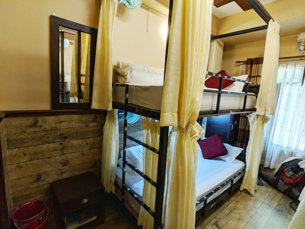 Hotel Forest Lake Backpackers' Hostel Pokhara Esterno foto