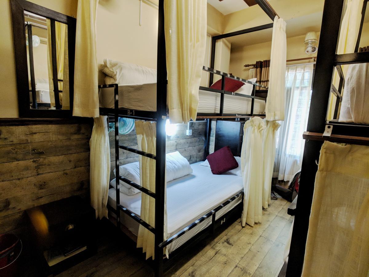 Hotel Forest Lake Backpackers' Hostel Pokhara Esterno foto